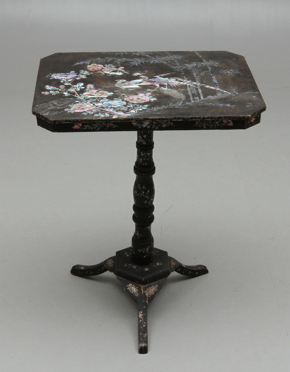 PELARBORD, med pärlemorinläggningar. 1800-talets slut.