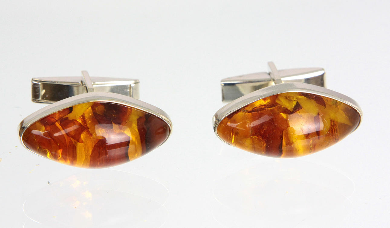 MANCHELKNAPPE, rav, Fischland, sølv 835.