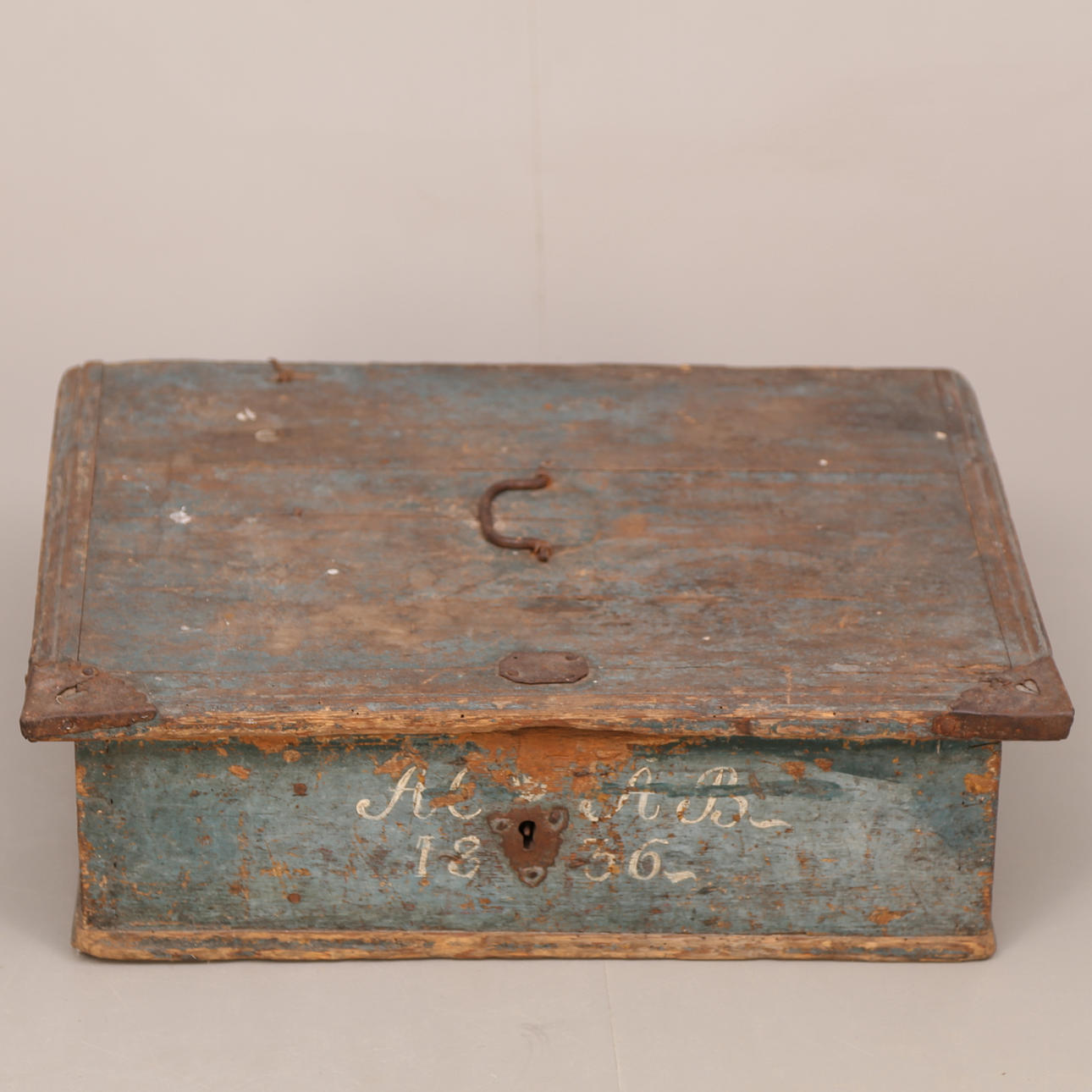 SKRIN, allmoge, furu, blå originalfärg, järnbeslag, daterad 1836.