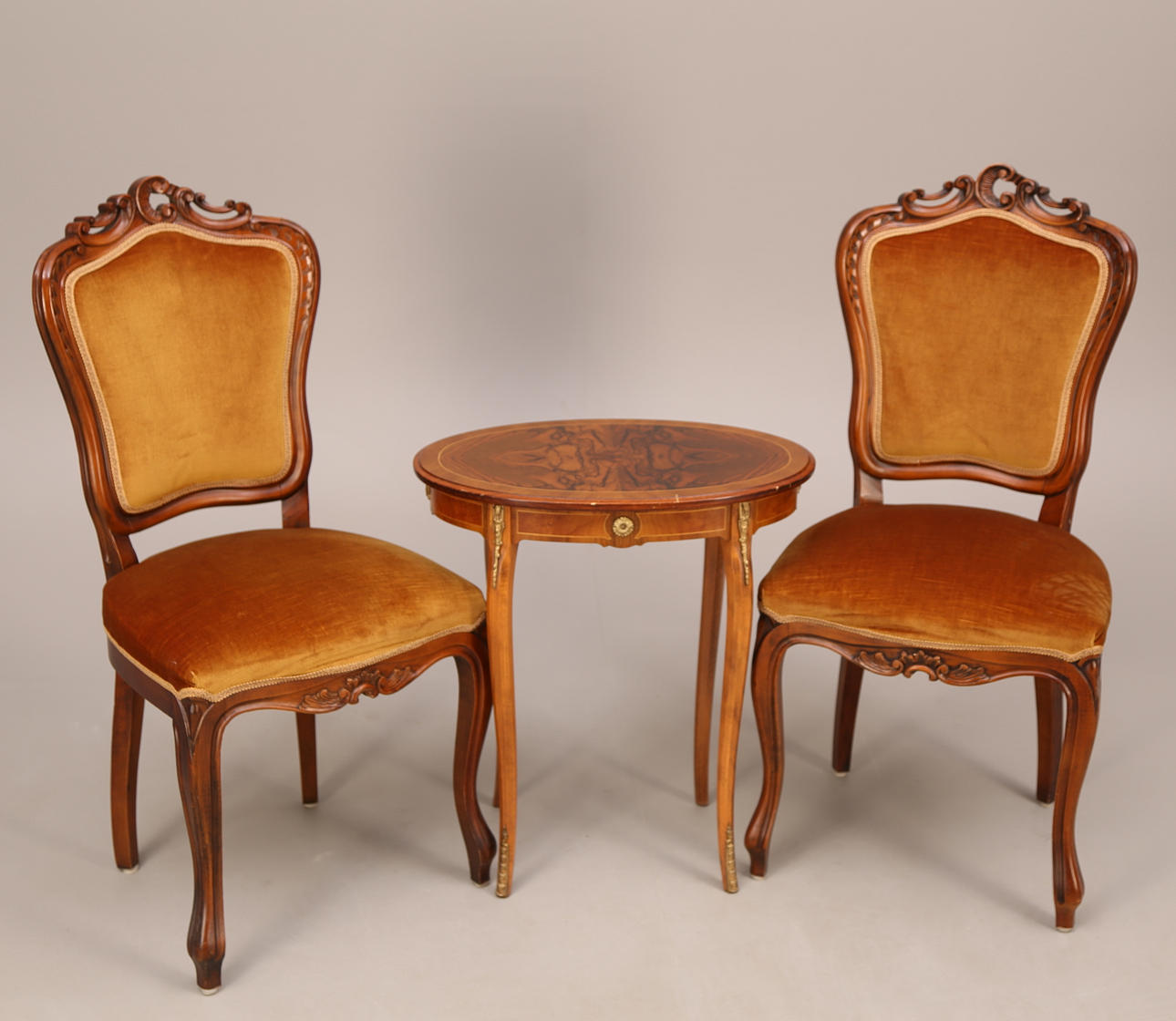 SALONGSGRUPP, 3 delar, nyrokokostil, bord + ett par stolar, 1900-tal.