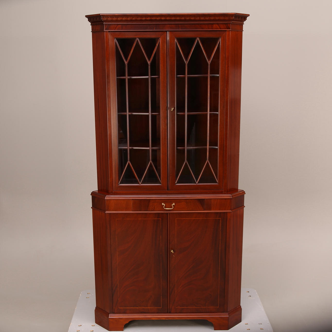 HÖRNVITRINSKÅP, mahogny, låda, tvådelat, sent 1900-tal.