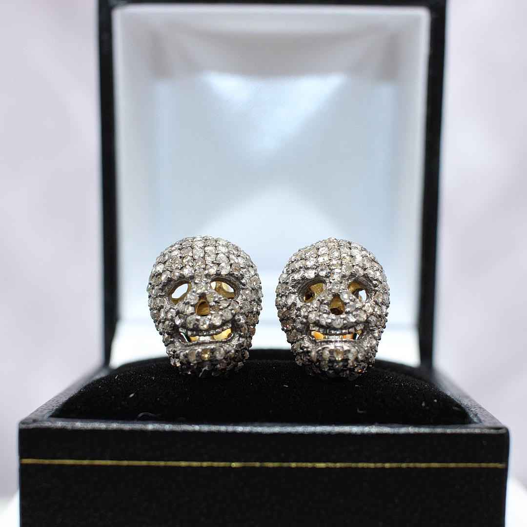 DIAMOND SKULL CUFFLINKS.