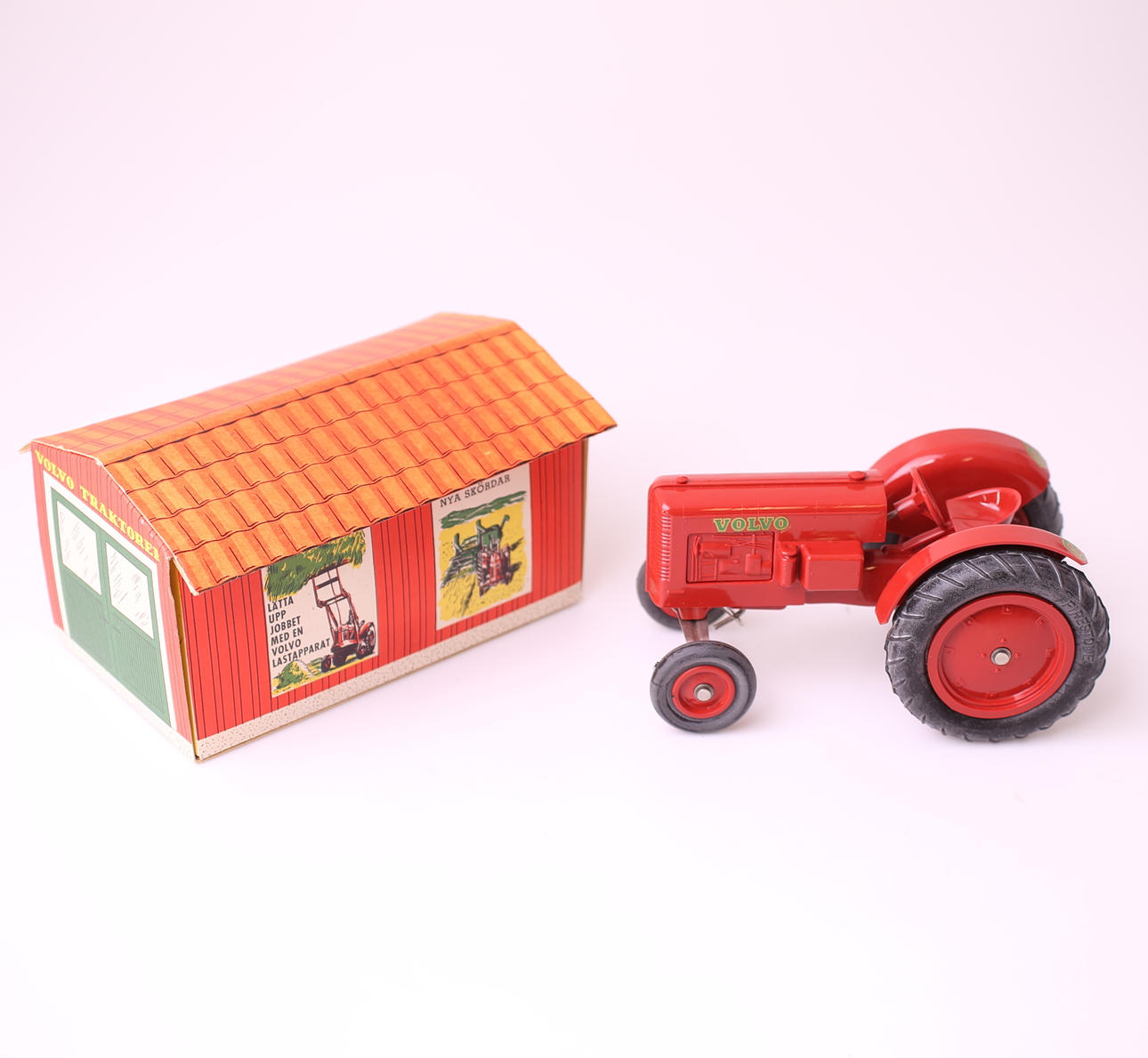 LEKSAKSTRAKTOR, röd, Bolinder-Munktell, VOLVO BM T 35/36, originalkartong, 1950-tal.