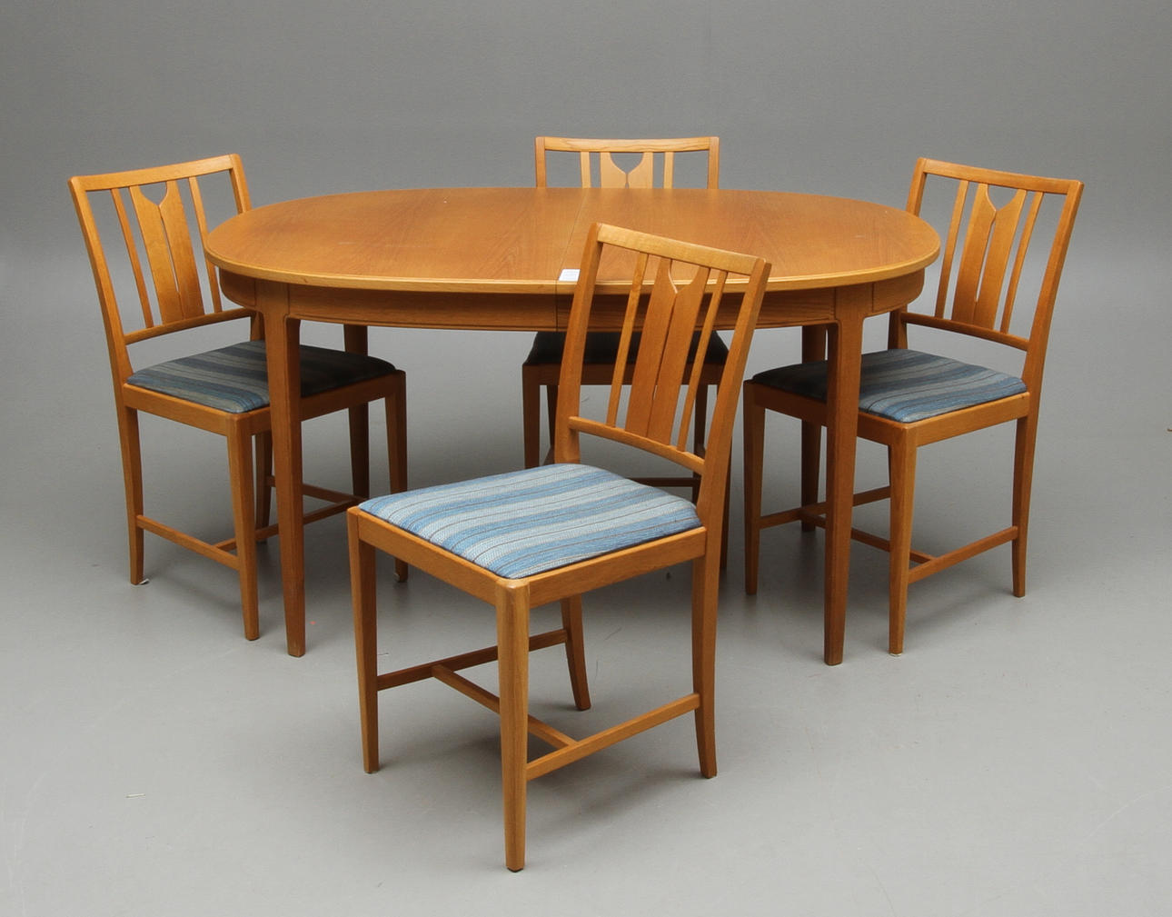 MATSALSBORD, "Herrgården", samt STOLAR, 4 st, "Ulfåsa", Carl Malmsten, Bodafors.