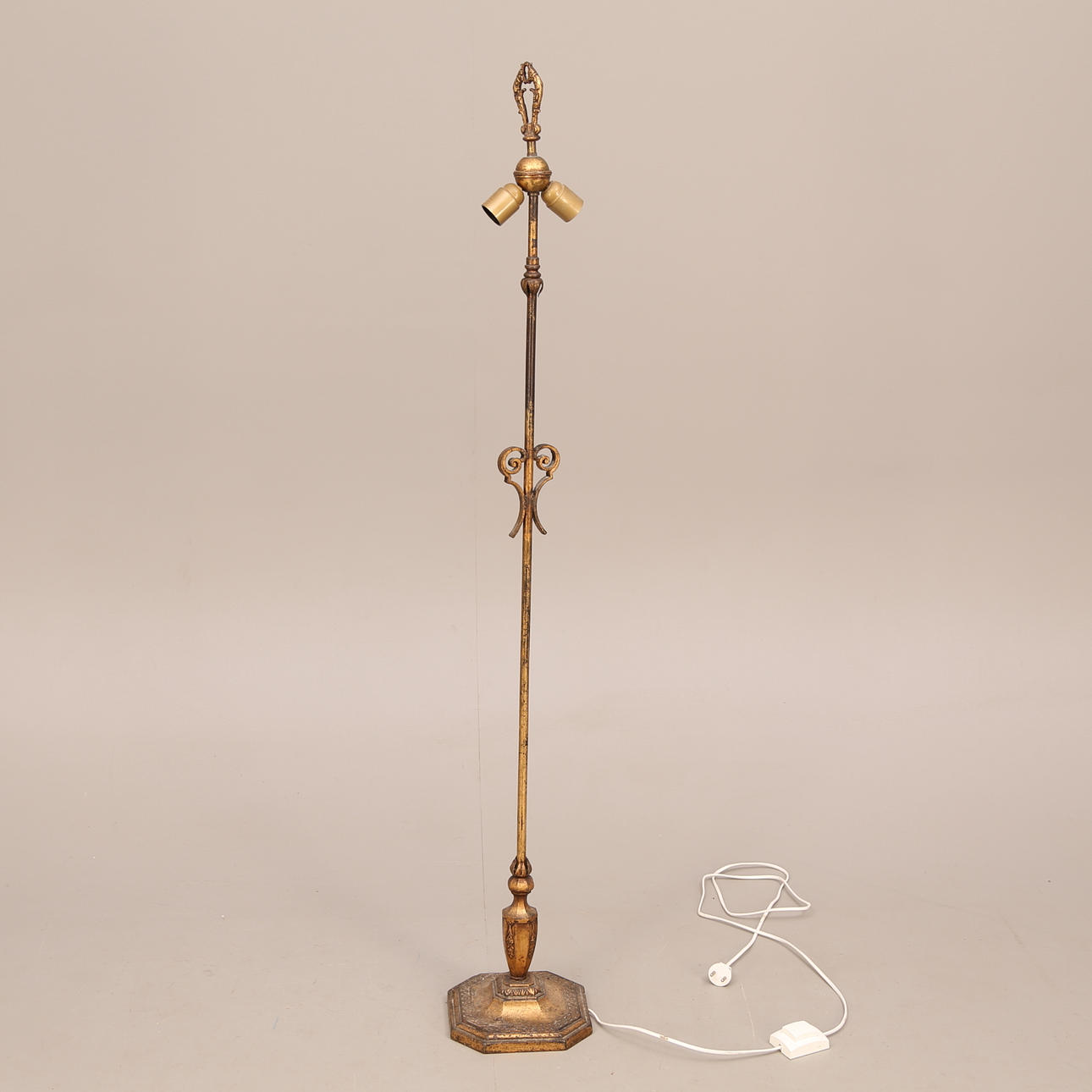 GOLVARMATUR, förgylld metall, två ljuspunkter, tidigt 1900-tal.