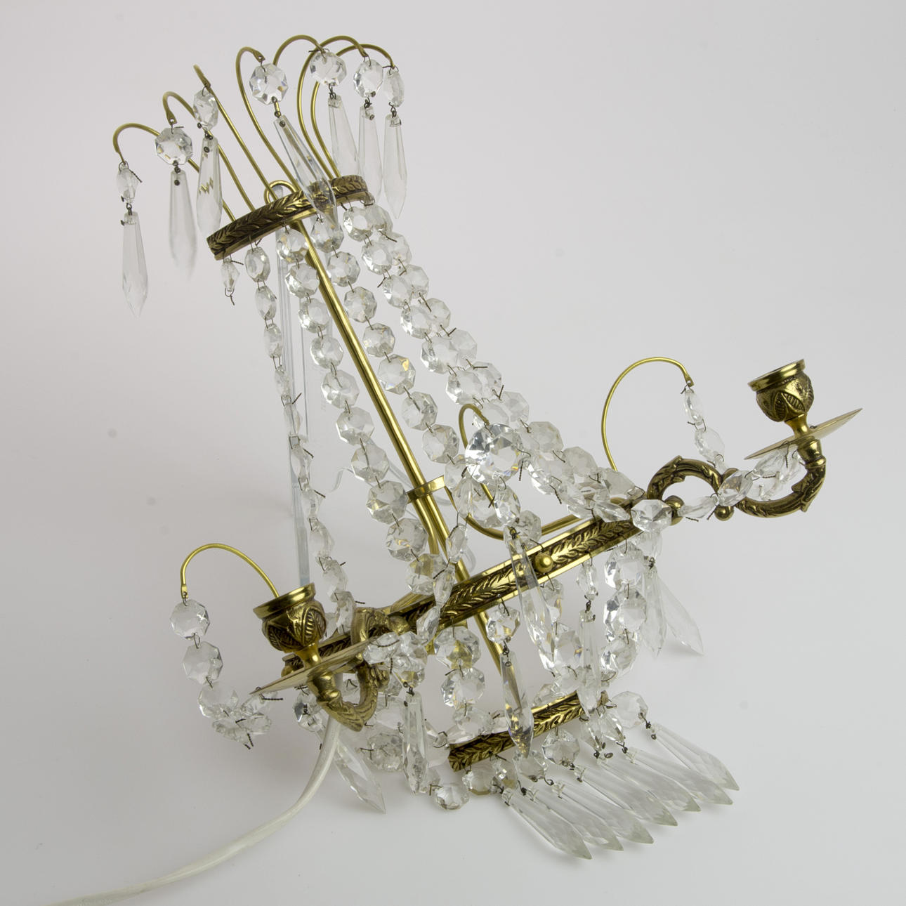 VÄGGLAMPETT med prismor, 2-armad, 1900-talets andra hälft.