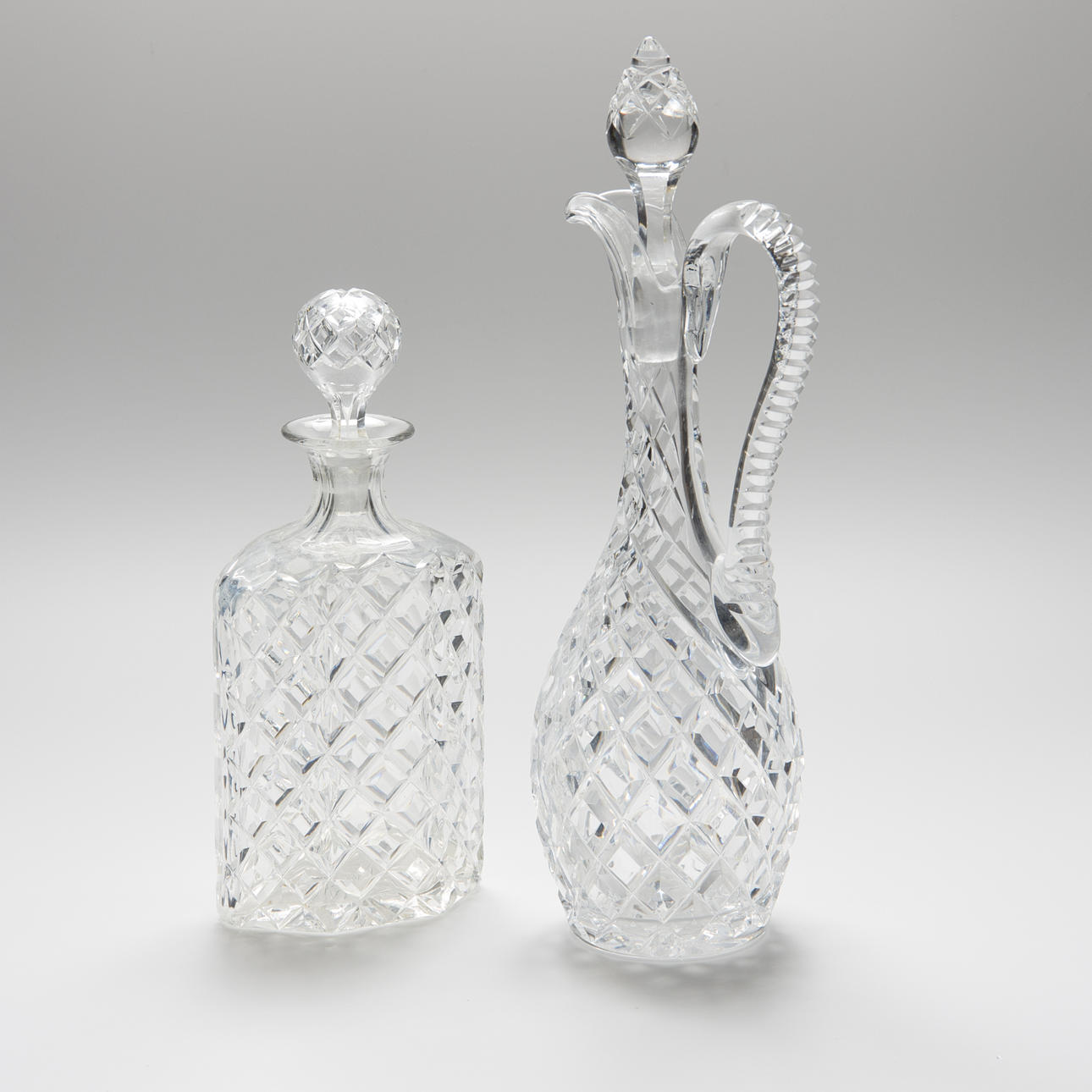 KARAFFER, 2 stycken, rutslipad kristall.