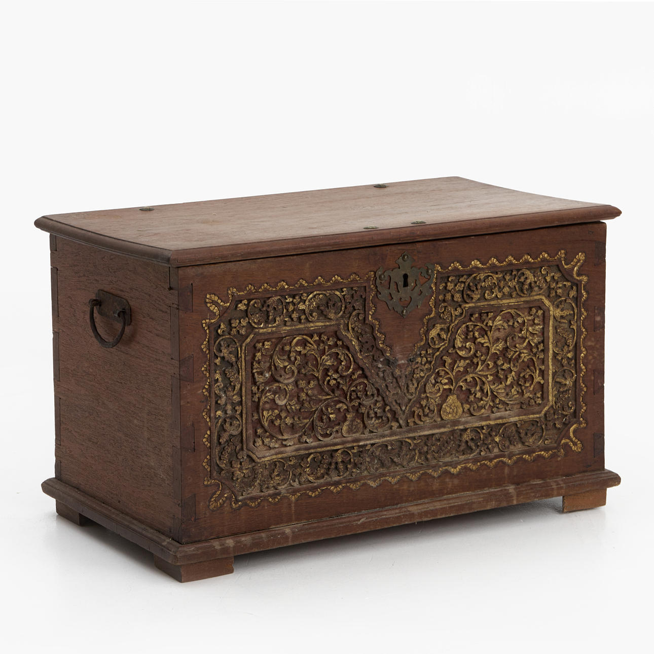 En kiste, orientalsk, skåret indretning.
