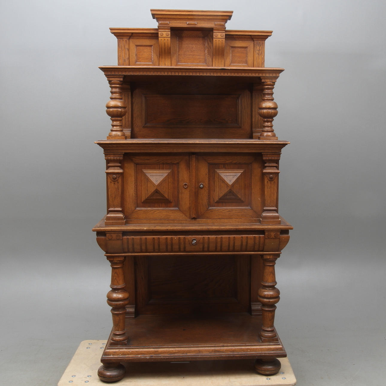 SKÄNKSKÅP, renässansstil, omkring sekelskiftet 1900.