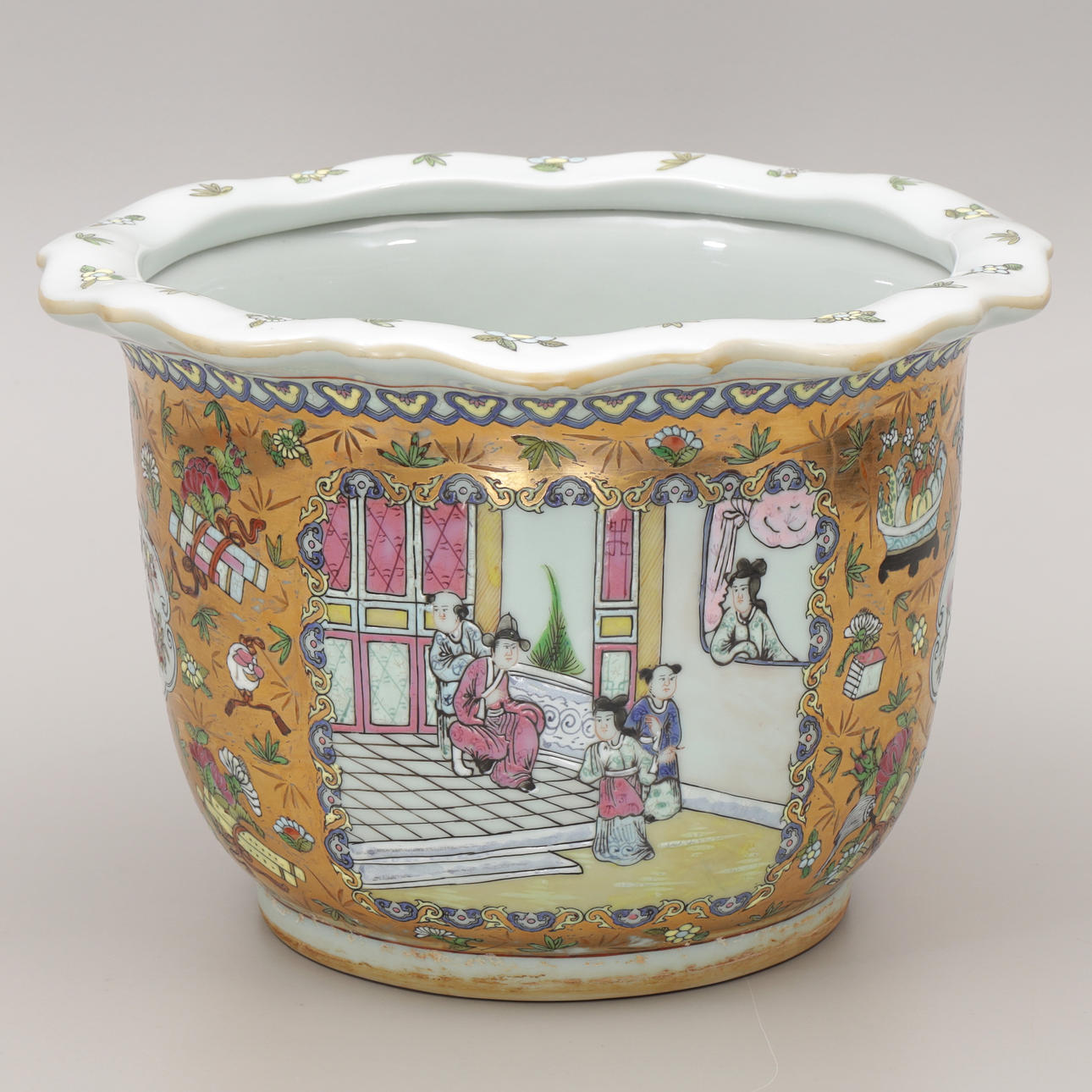 An oriental vase, 20th century.