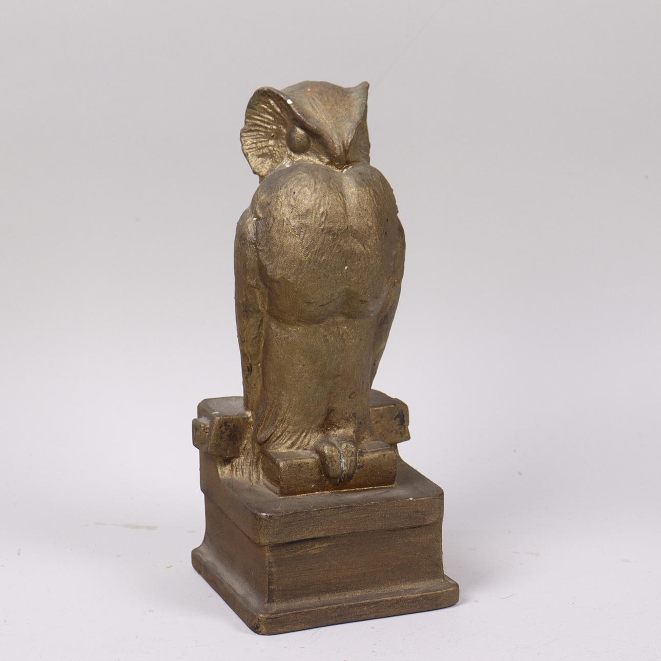 OIDENTIFIERAD KONSTNÄR. skulptur, uggla i bronserad gips.