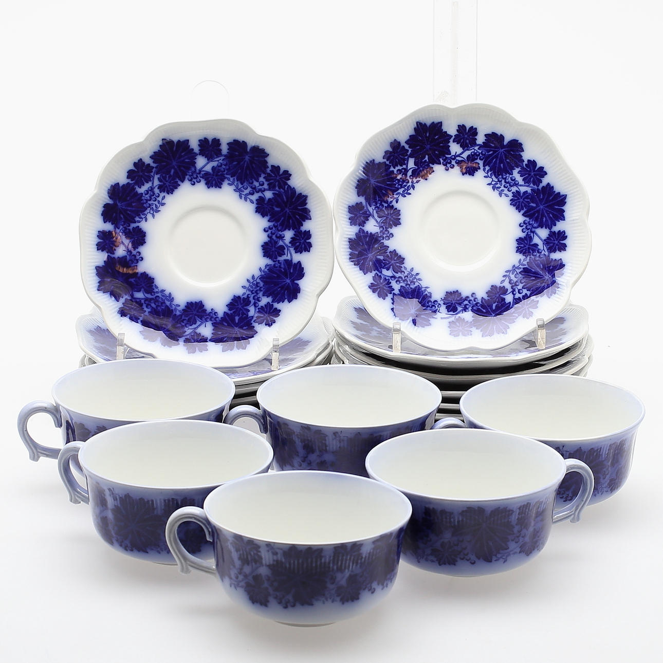 TEKOPPAR med FAT, 18 delar, "Vinranka Blå", Arthur Percy, Upsala-Ekeby, Gefle, i produktion 1938-69.