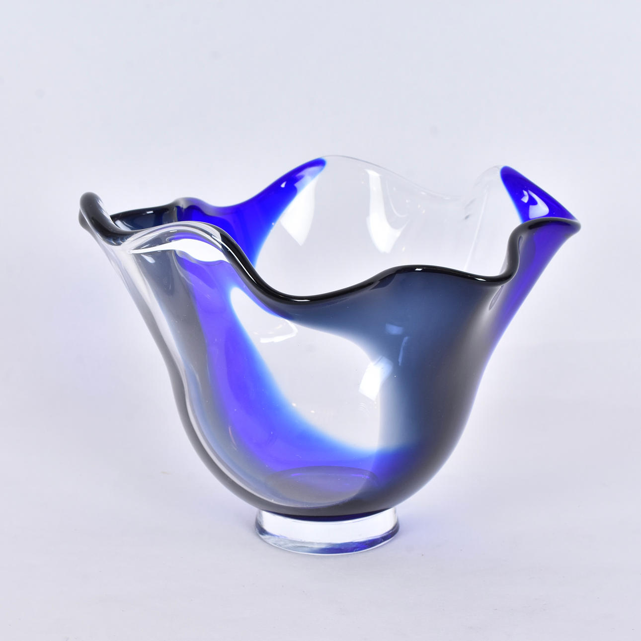 LARS HELLSTEN. skål, blå och klar glasmassa, Butterfly.