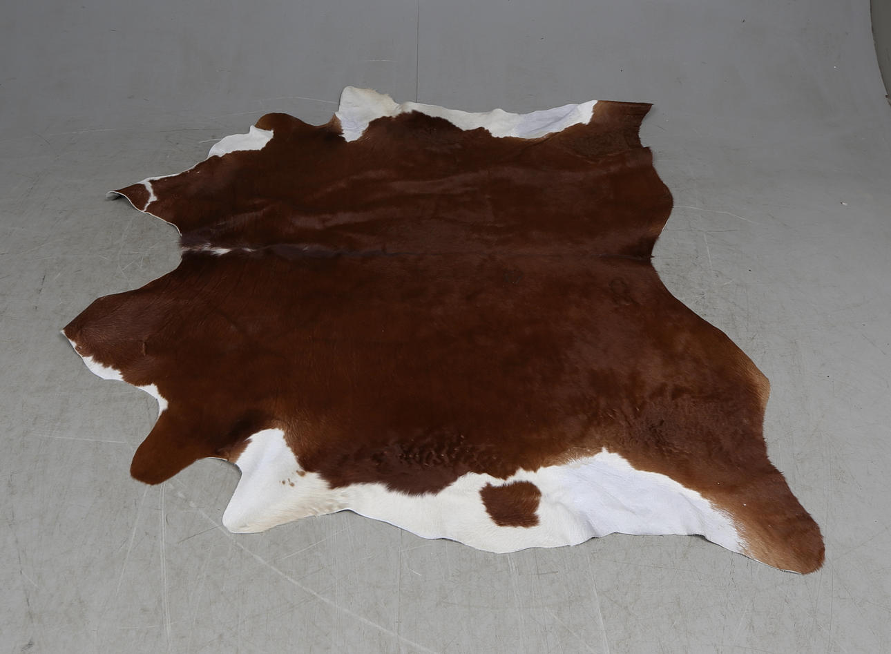 KOHUD, vit och brun. 200 x 192.5 cm.