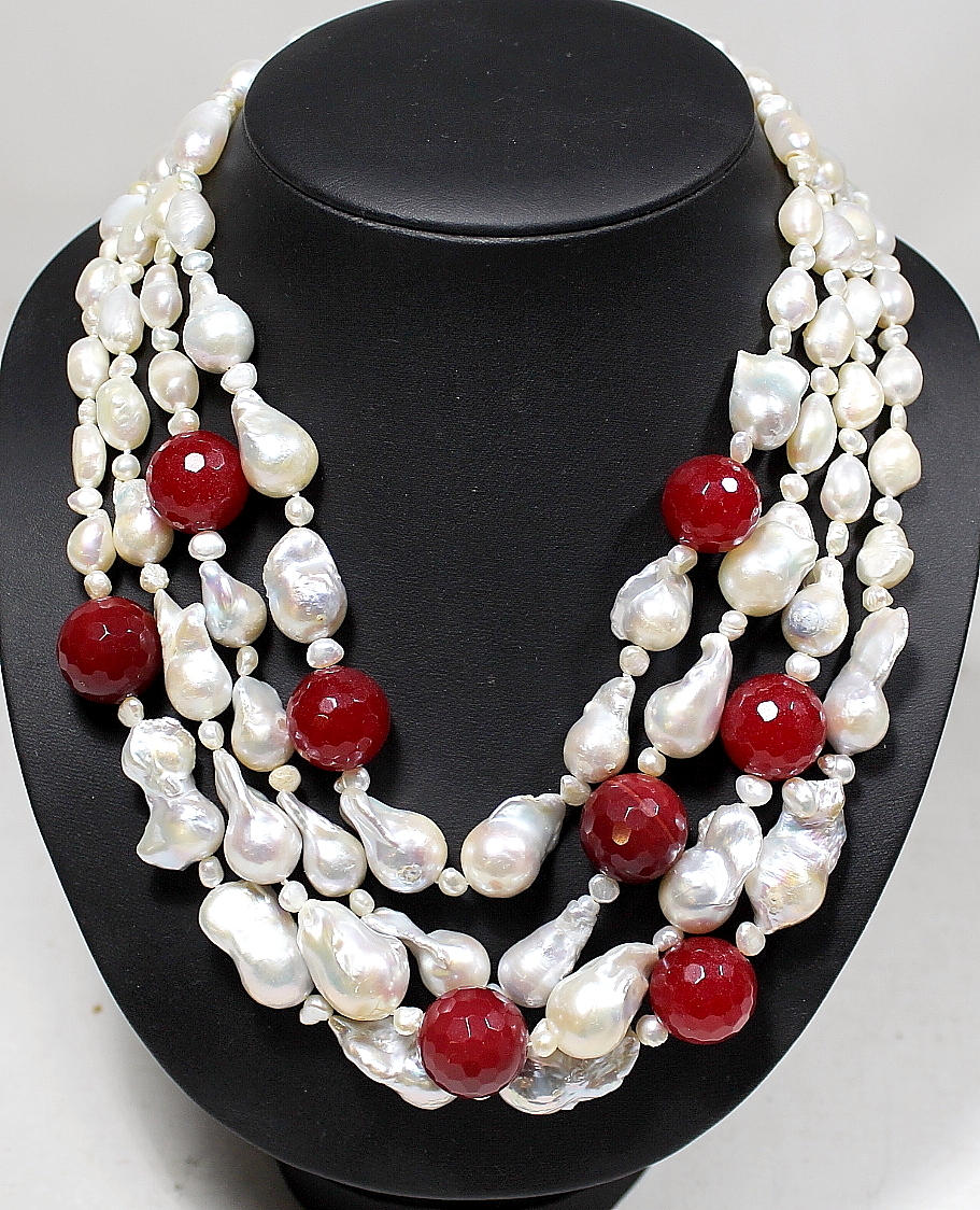 COLLIER, 4 radigt, doserade Keshipärlor samt röd jade.