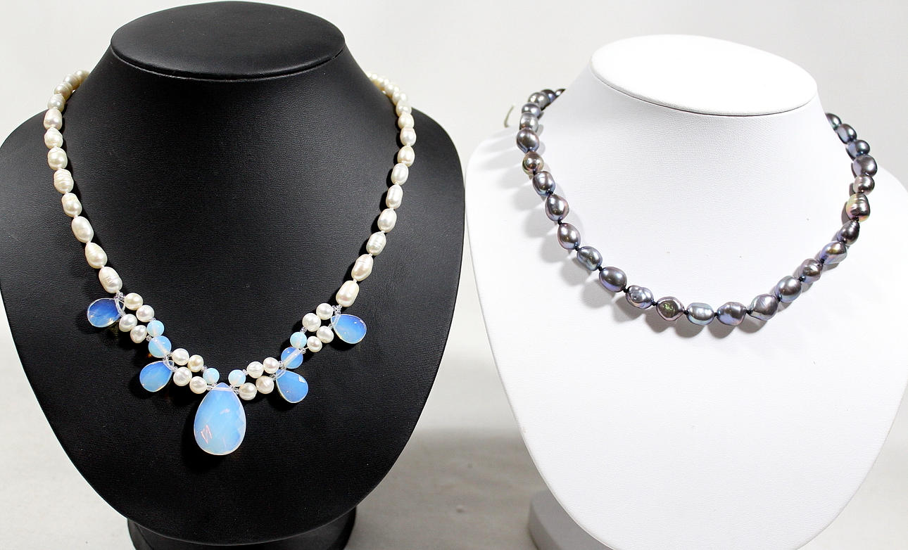 COLLIER 2 st. blåsvarta odlade barocka pärlor, vita odlade barocka pärlor med Mexico opaler.