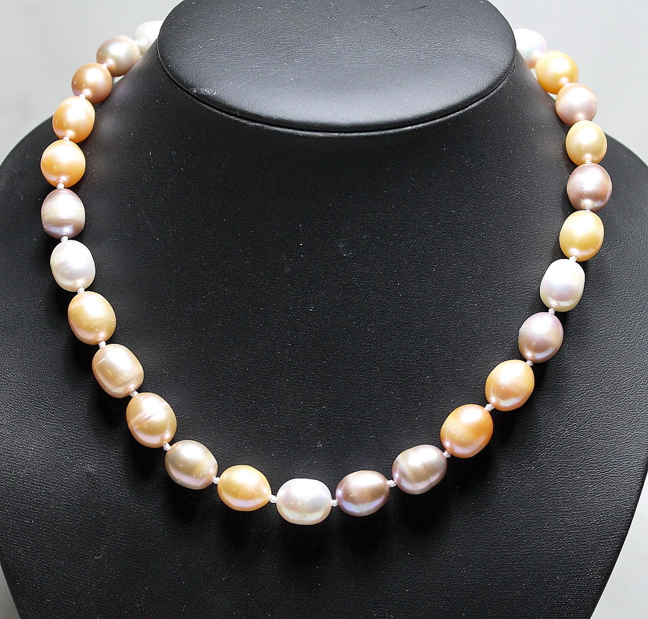 COLLIER, pärlor, rosa, vita och lavendel färgade.