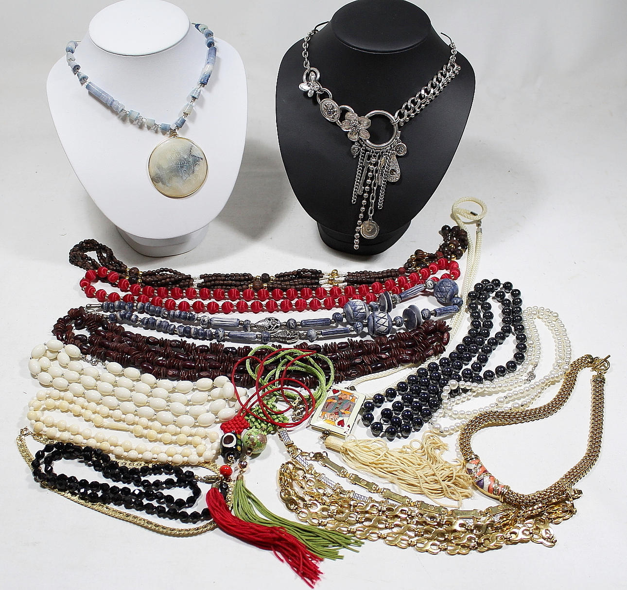 BIJOUTERIER, blandade halsband.