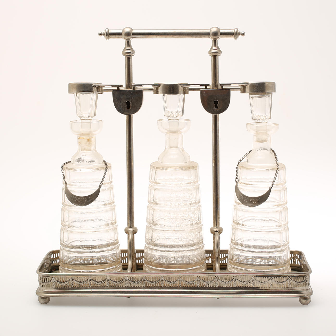 RESESCHATULL med 3 flaskor, nysilver och glas.