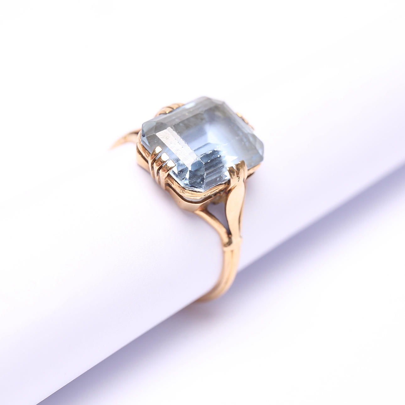 RING med blå sten, 18k guld, totalvægt ca 3,4 gram.