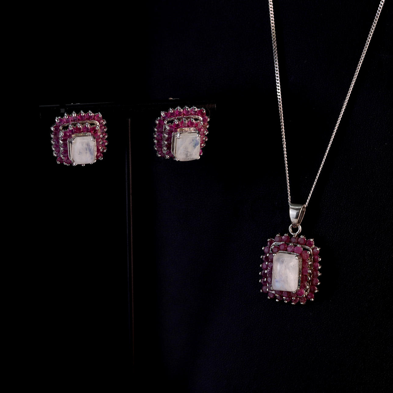 SILVER RUBY AND MOONSTONE NECKLACE AND EARRINGS.