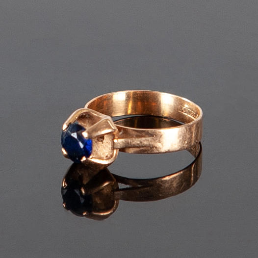 RING with blue stone 18 k gold approx 2.07 g.