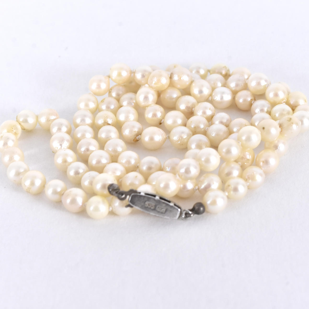 PÄRLCOLLIER, med silverlås.