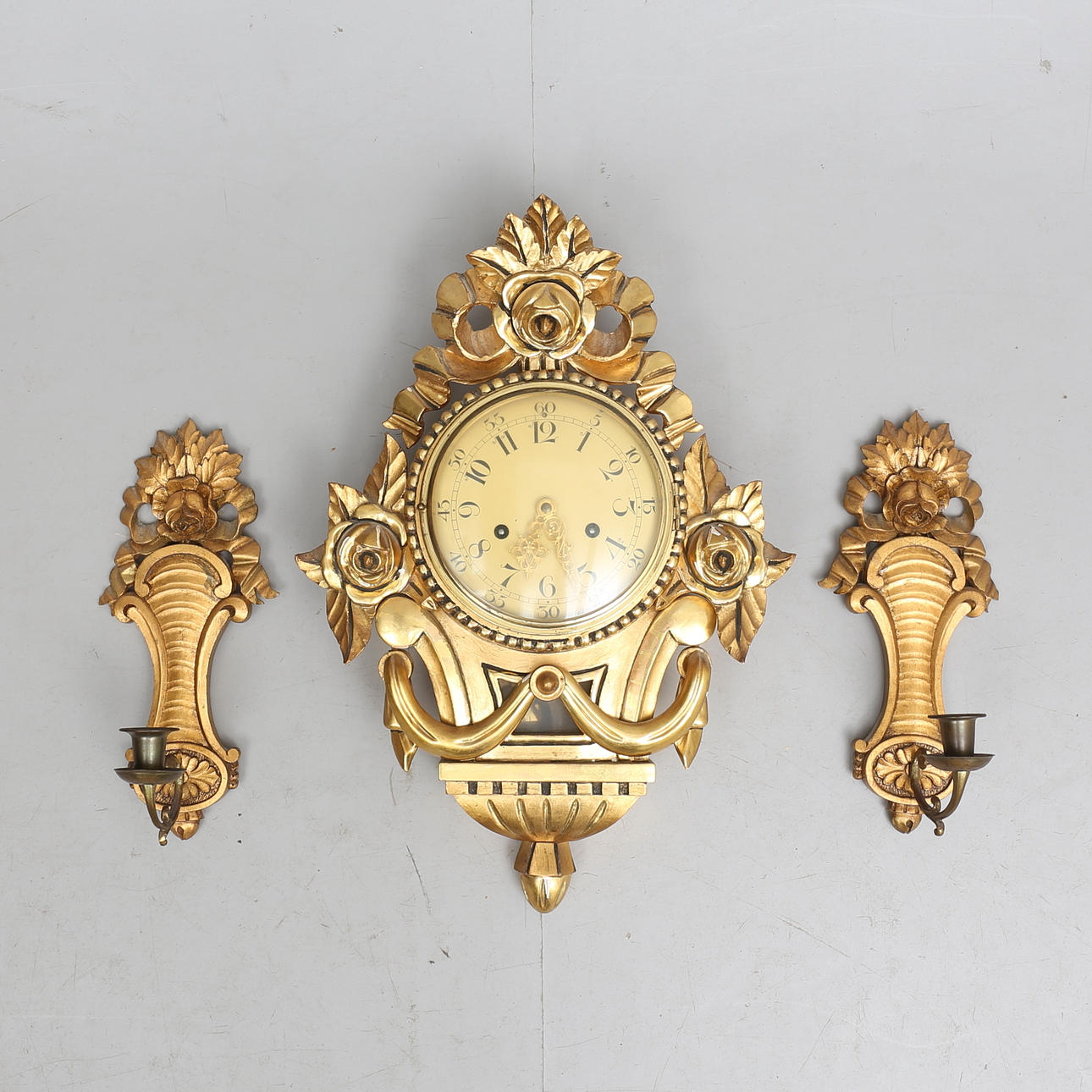 VÄGGPENDYL samt VÄGGLAMPETTER, förgyllda, 1900-tal.