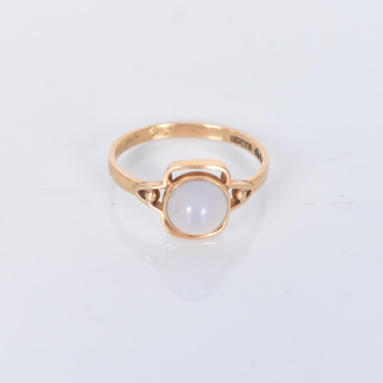 RING, 18 carat red gold with cabochon-cut moonstone.