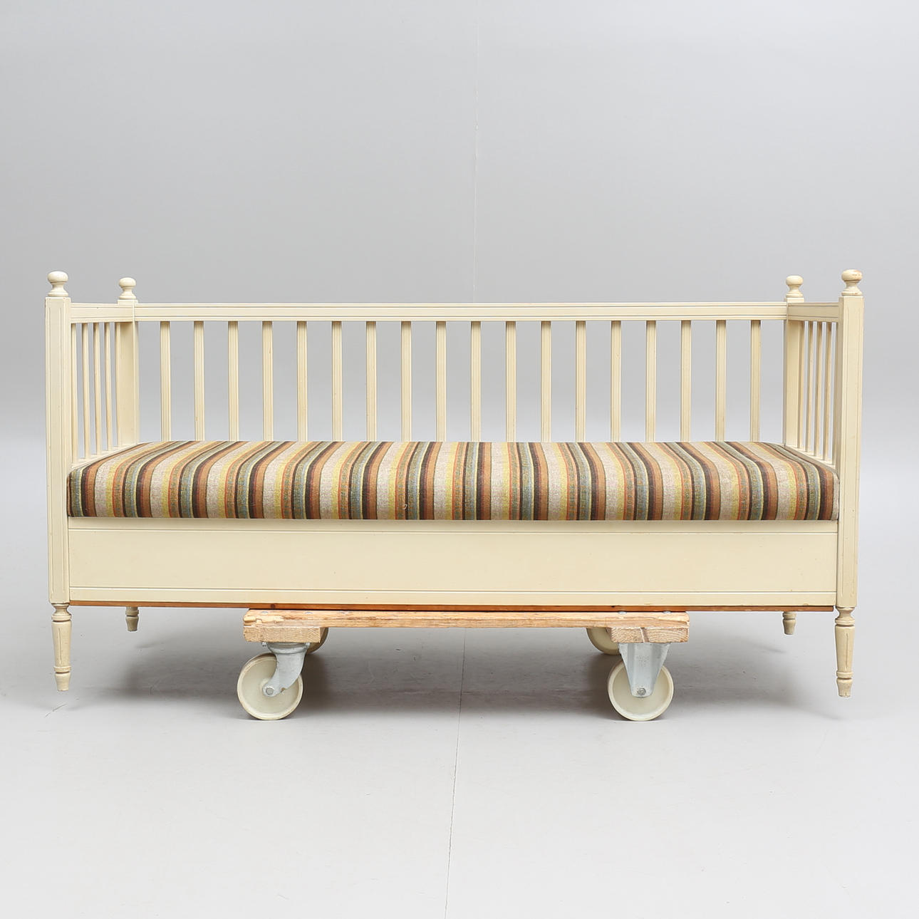 TRÄSOFFA, Skillingaryd, gustaviansk stil, 1900-tal.