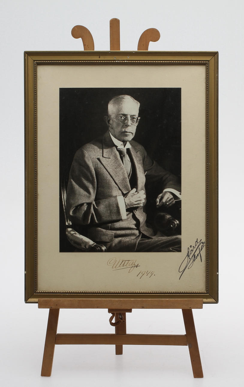 FOTOGRAFI, signerat av Gustav V, daterat 1949.