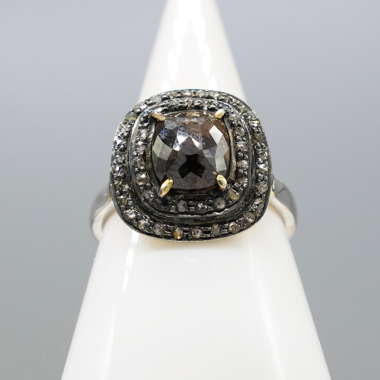 ROSE-CUT DIAMOND klänningsring. Smycken & Ädelstenar - Ringar - Auctionet