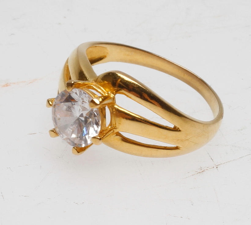 RING MED STEN, 21k guld, total vikt ca 4,9 gr.