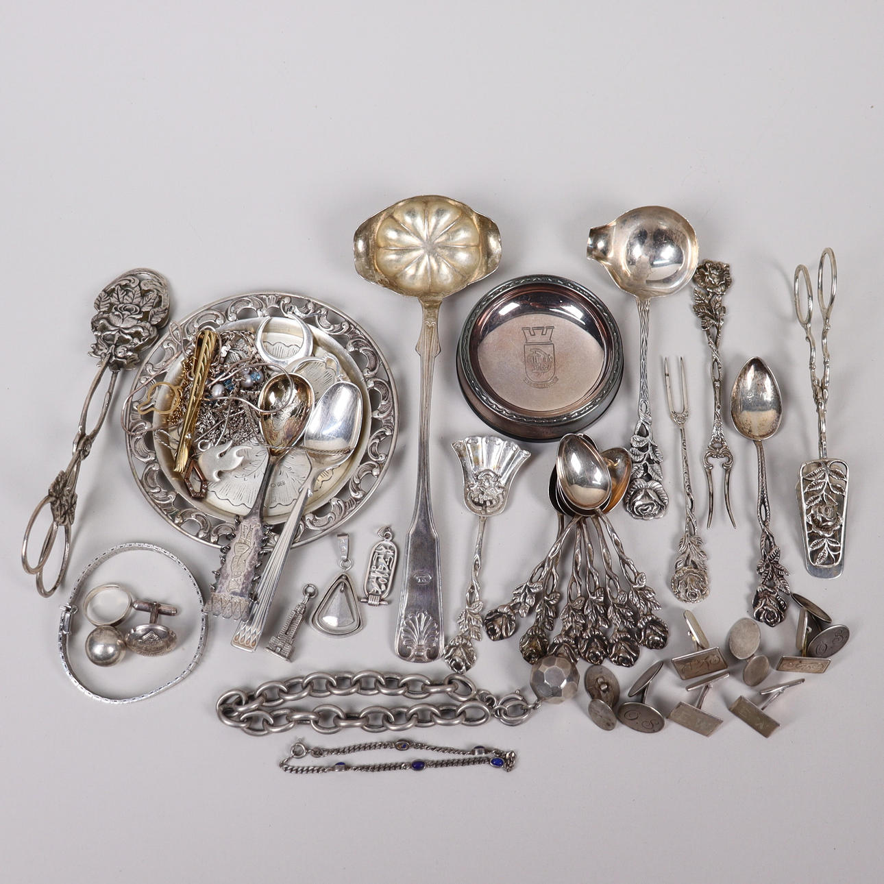 SILVER, bestick, fat och smycken, totalt 477 gram. Silver & Metall ...
