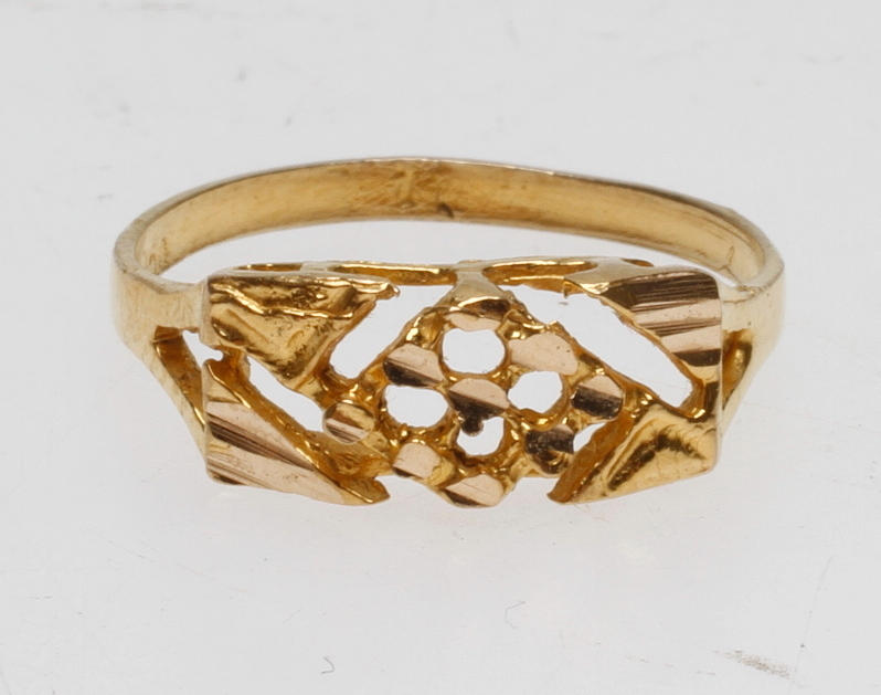 RING, 21k guld, vikt ca 2,1 gr.