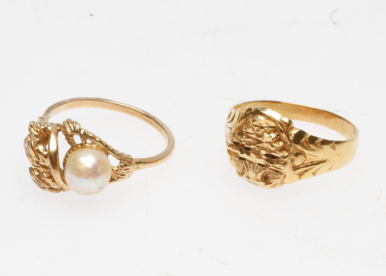 RINGAR, 2 st, 18-21k guld, vikt ca 8,2 gr.