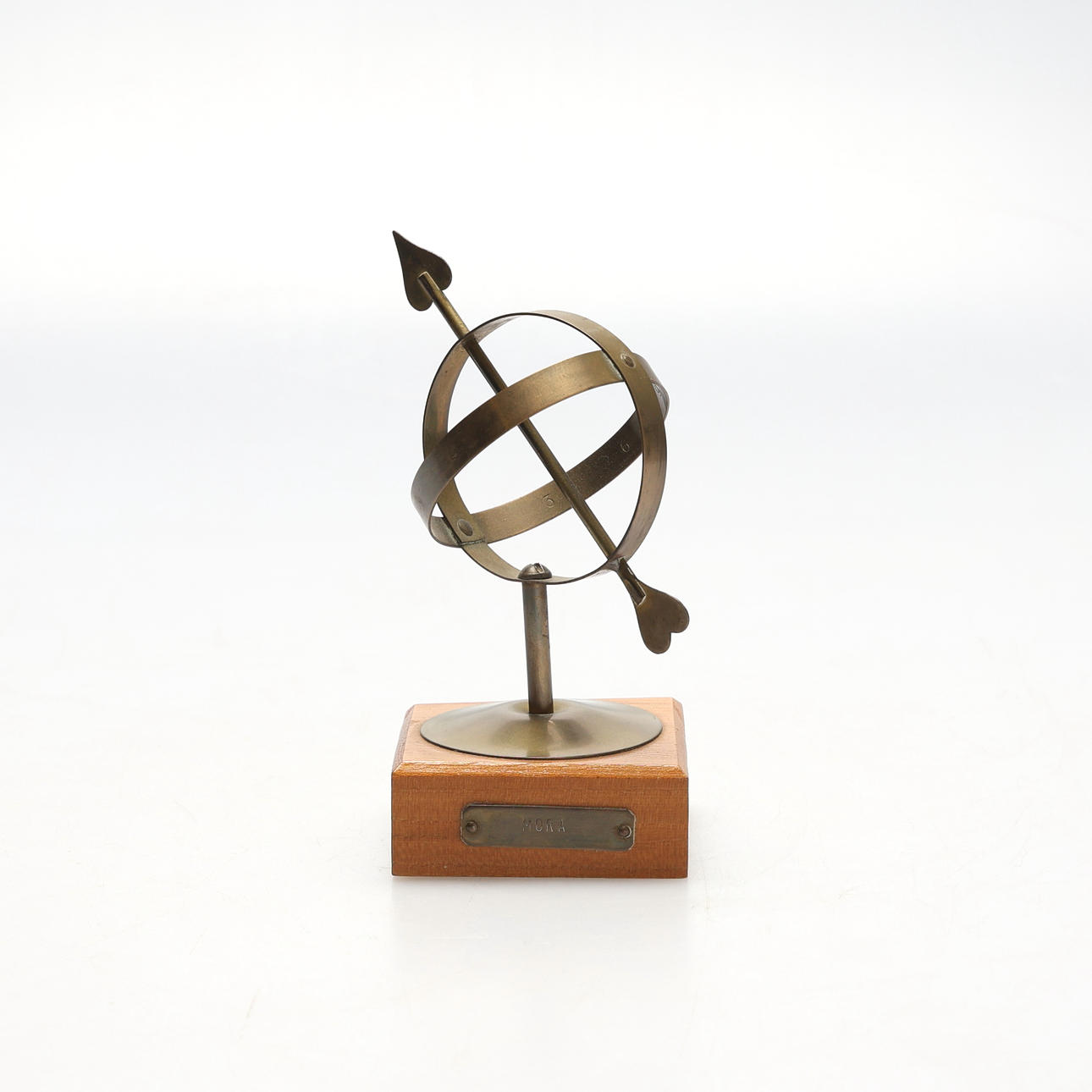 MINISOLUR, mässing, på träsockel.