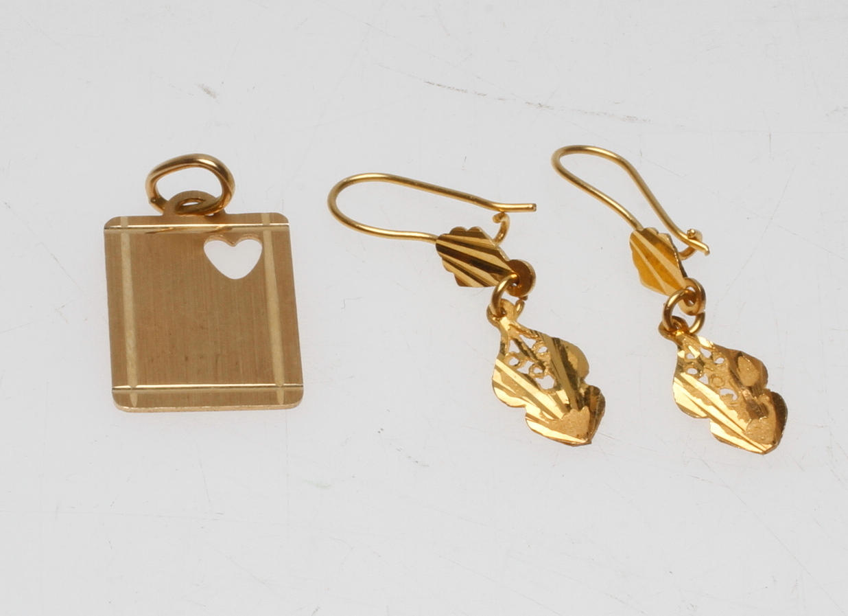 HÄNGE SAMT ETT PAR ÖRHÄNGE, 18-21k guld, vikt ca 5 gr.