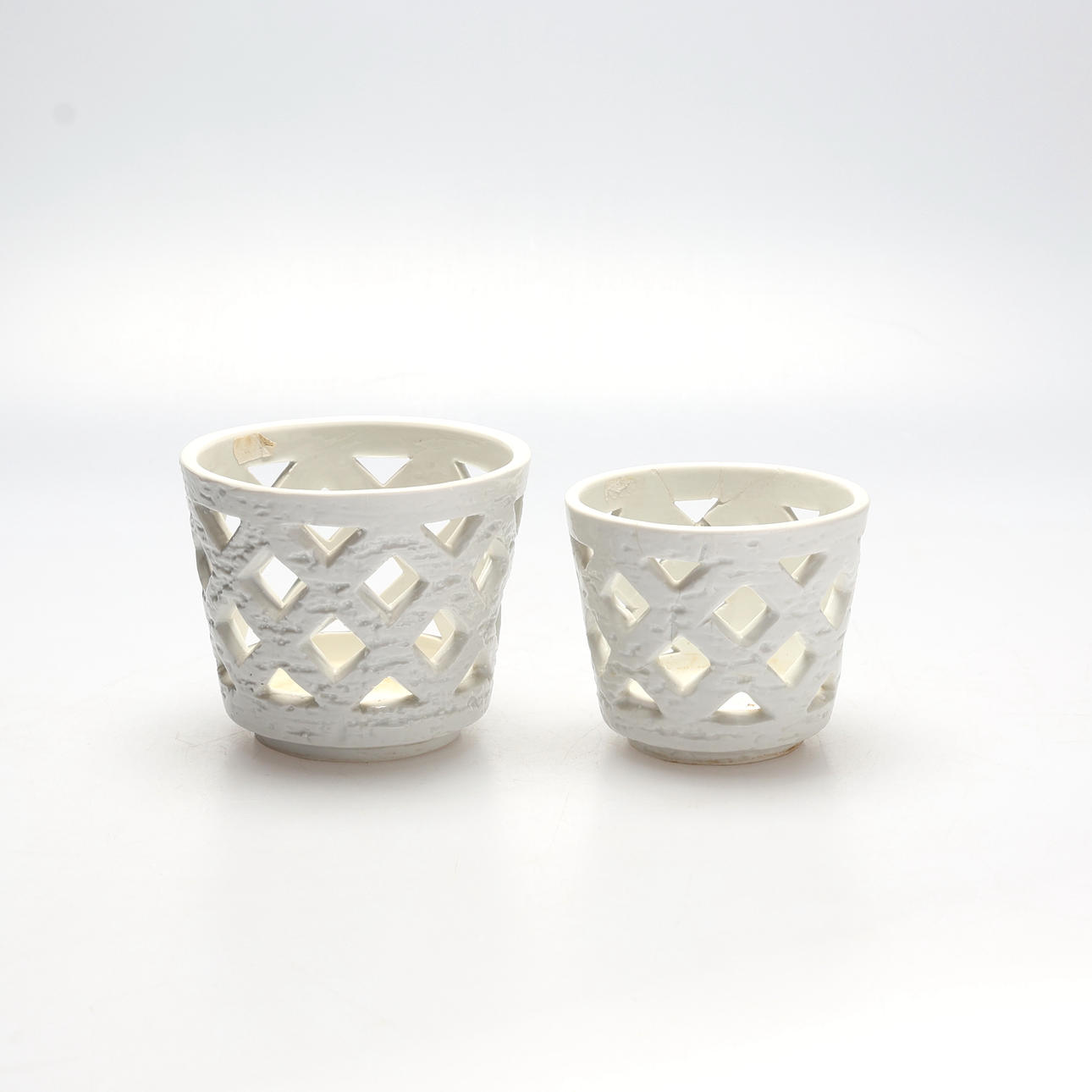 GUNNAR NYLUND. Ytterfoder, 2 st, stengods, "Gallerkruka", Rörstrand.