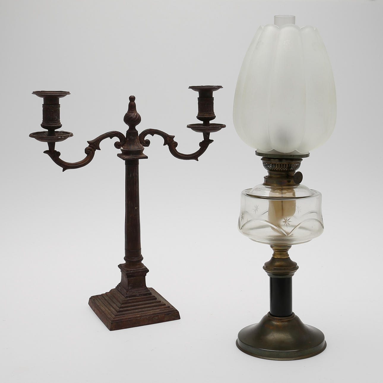 BORDSFOTOGENLAMPA, 1800/1900-tal, samt KANDELABER.