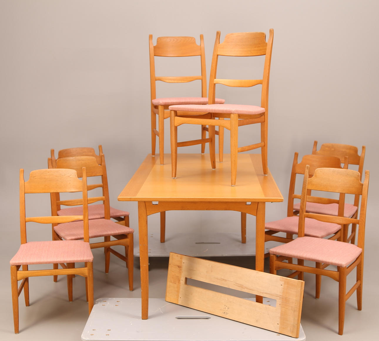 CARL MALMSTEN. MATSALSGRUPP, ljus ek, 9 delar, "Calmare nyckel", design Carl Malmsten, Åfors Möbelfabrik, sent 1900-tal.