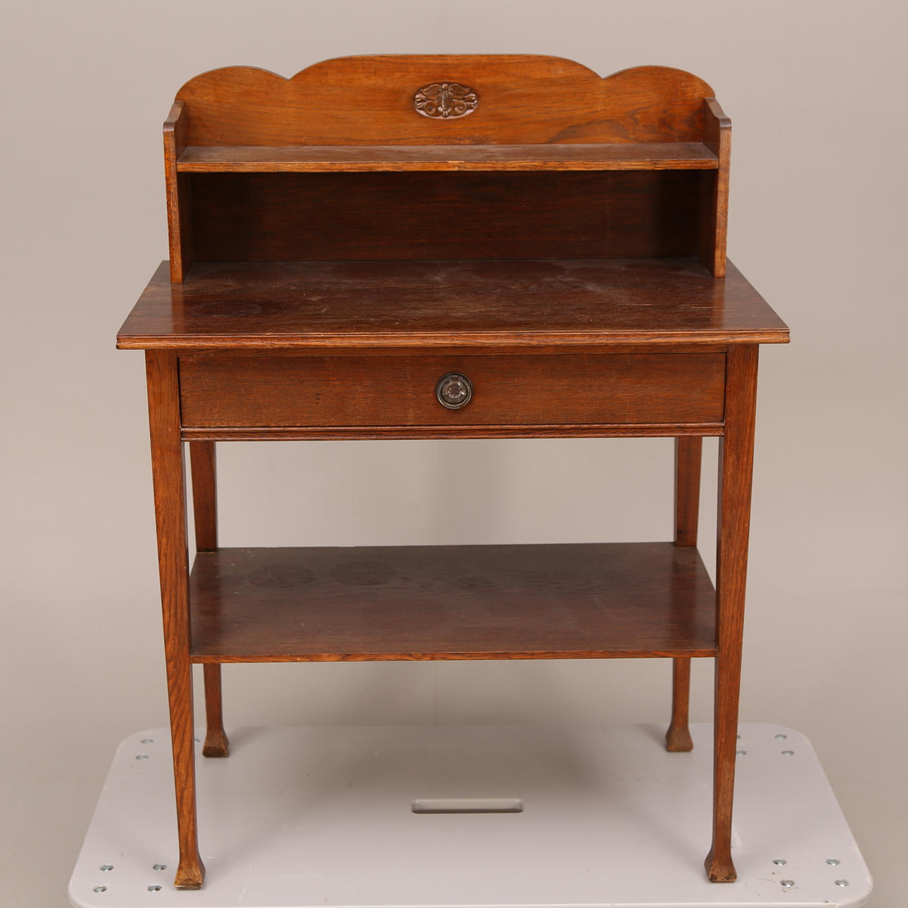 SERVERINGSBORD, ek, tidningshylla och uppsats, en låda, 1900-tal.