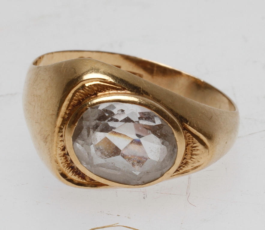 RING MED STEN, 18k guld, total vikt ca 2,1 gr.