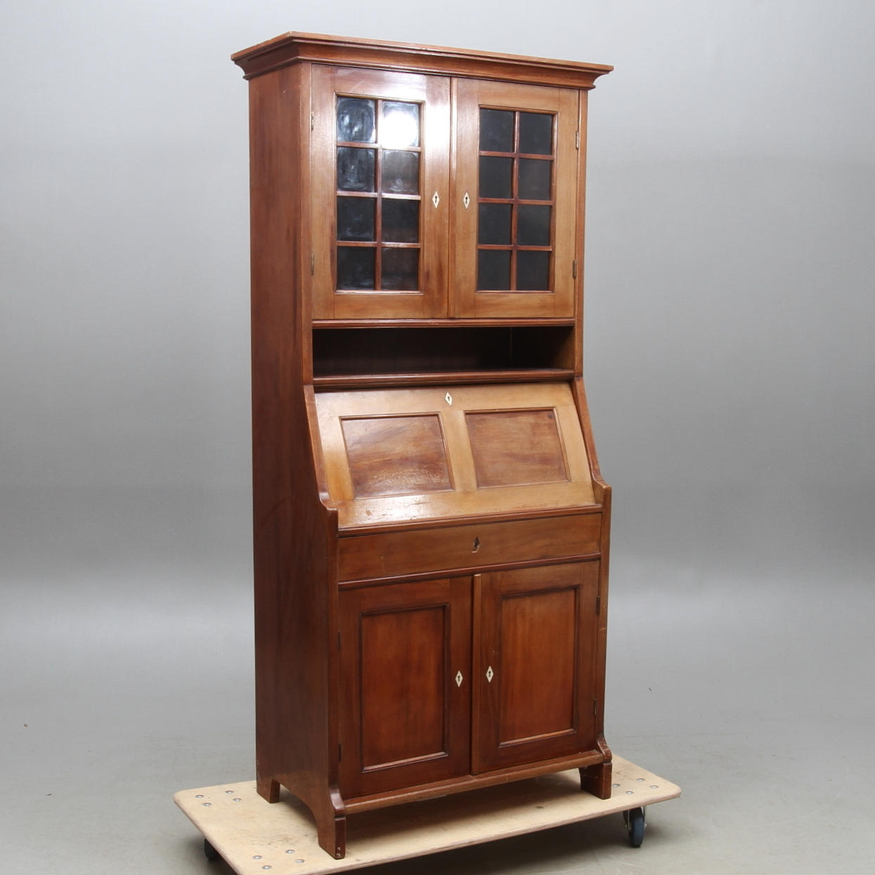 SNEDKLAFFSEKRETÄR med vitrinskåp, 1900-tal.