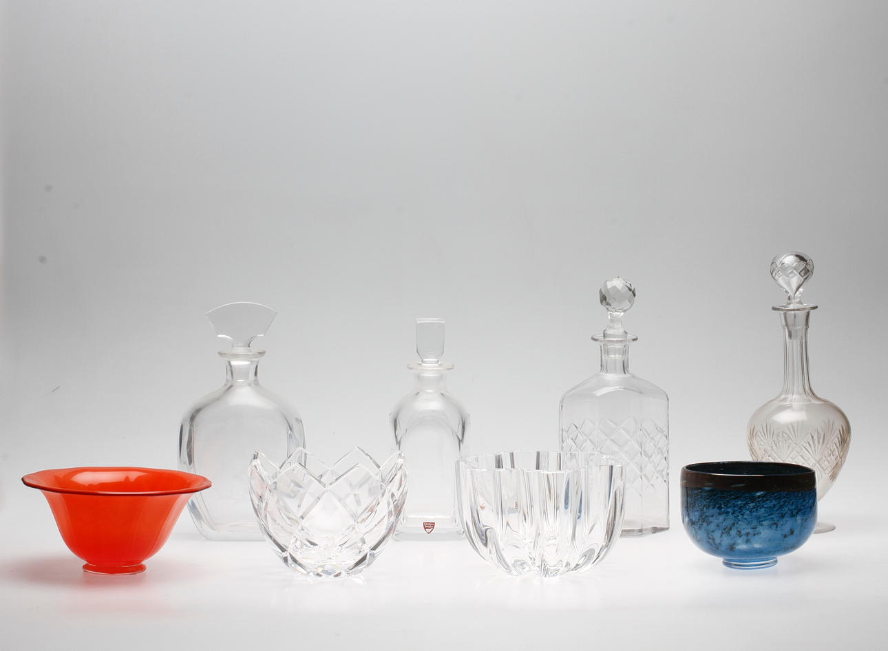 GLASFÖREMÅL, bland annat Kosta Boda, Orrefors, Transjö.