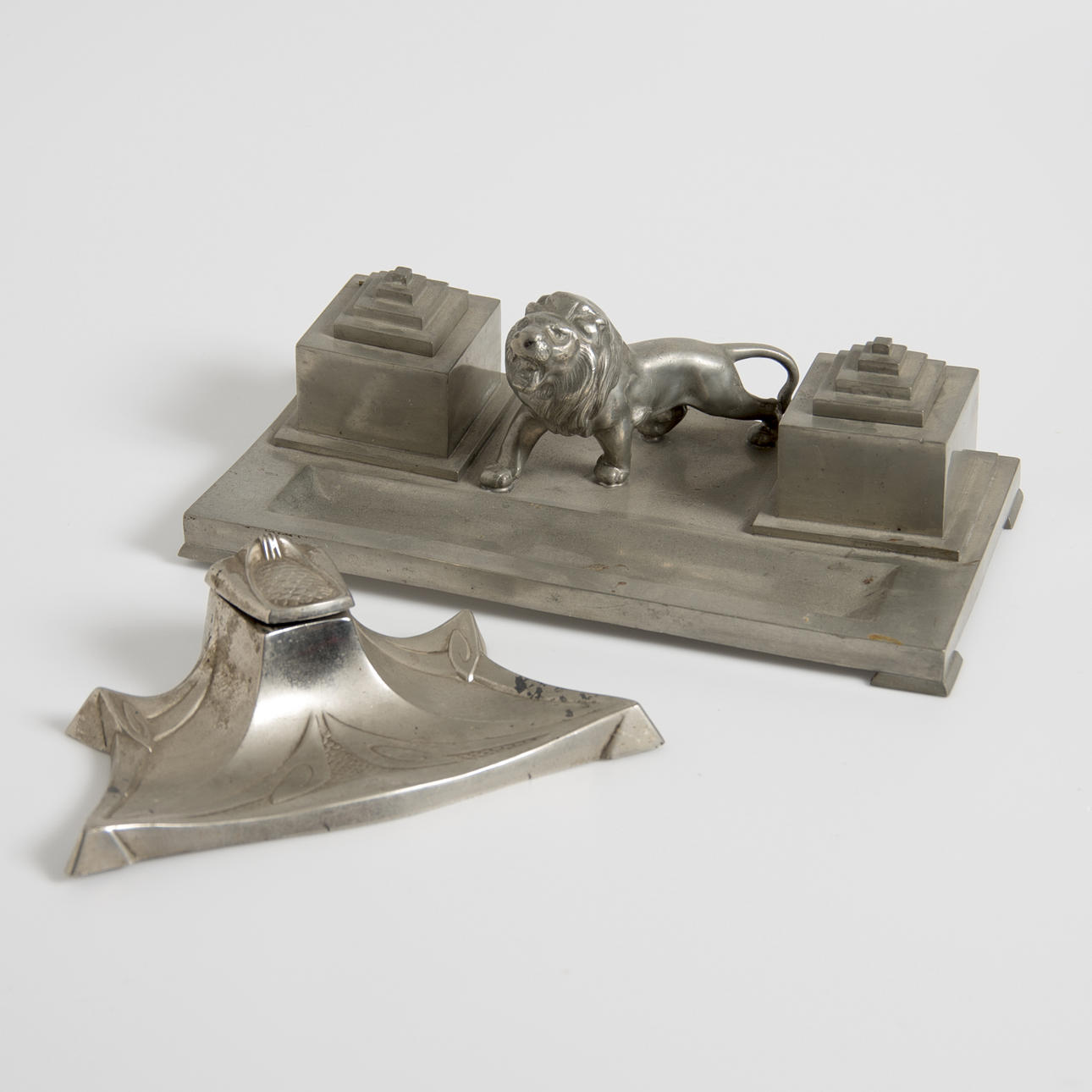 SKRIVBORDSSET, 2 delar, tenn, tidigt 1900-tal.