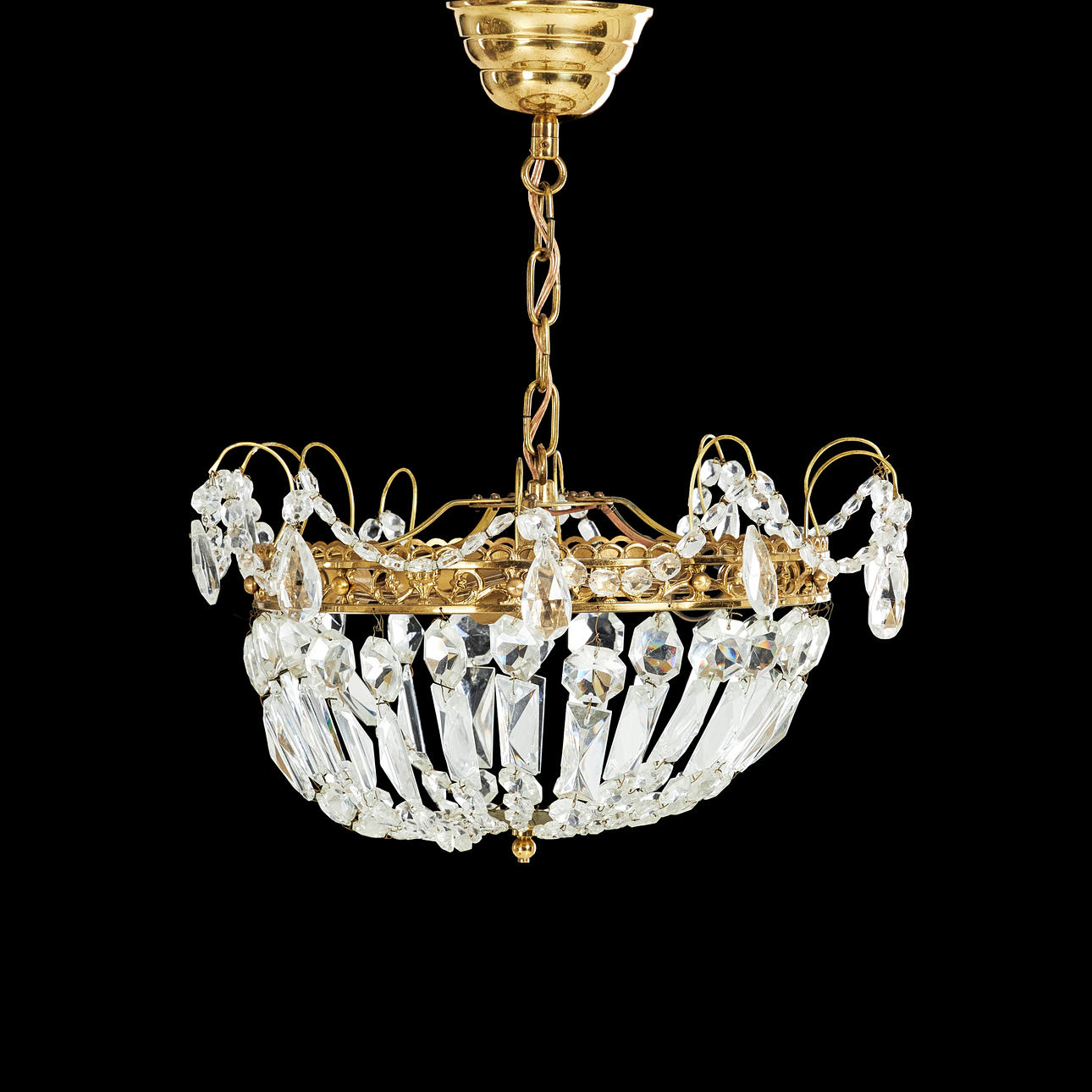 CHANDELIER, brass frame, openwork decor, five light points, hung with different cut prisms, 20th century.