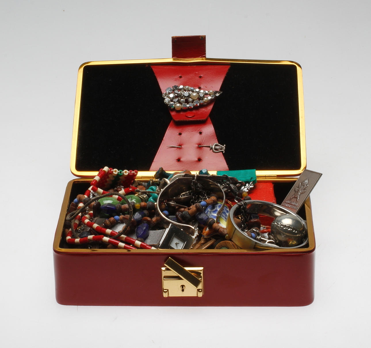 BIJOUTERIER med mera, bland annat silver, 1900-2000-tal.