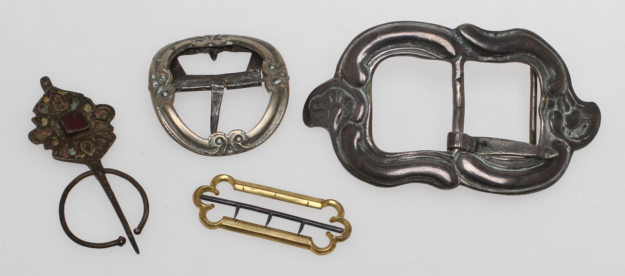 SPÄNNEN, 4 st, bla skospännen.