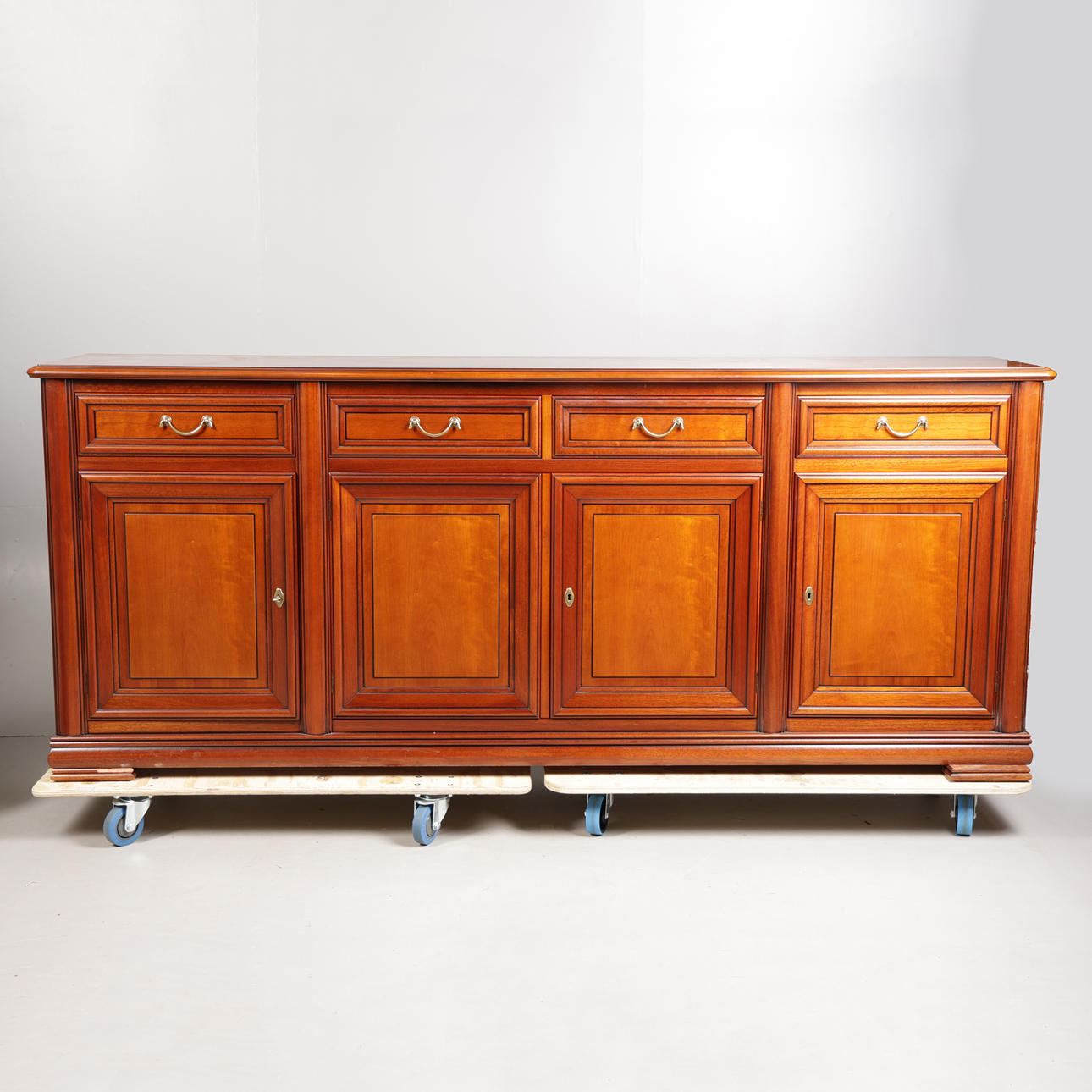 EIN SEHR GROSSES SIDEBOARD IN KIRSCHHOLZ-OPTIK.